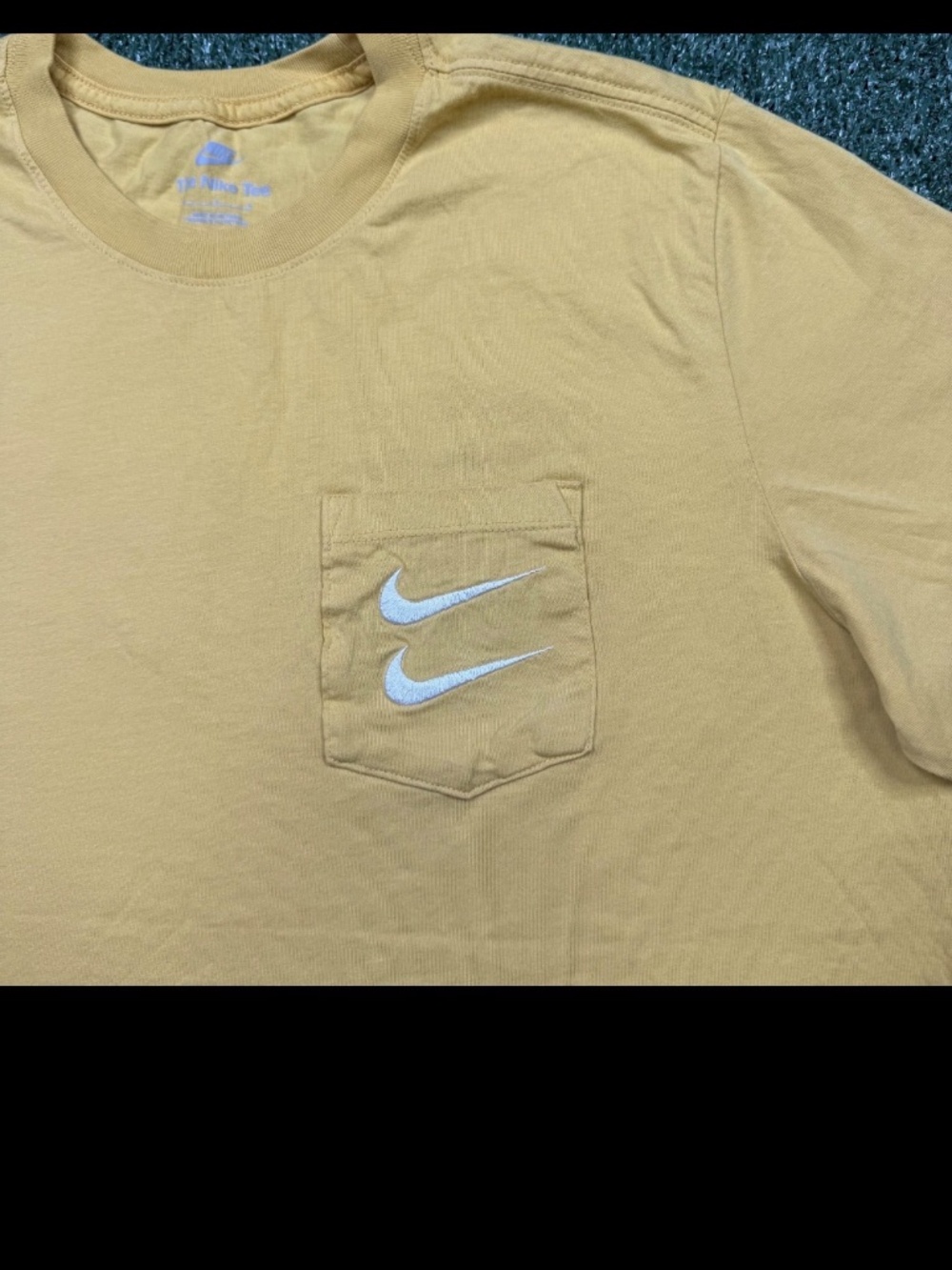 Nike Pocket T Shirt Men's Size L Yellow Short Sleeve Crew Neck Double Swoosh - Picture 3 of 4
